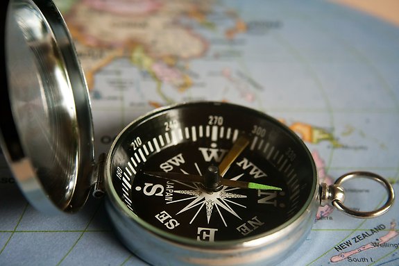 En kompass på en karta