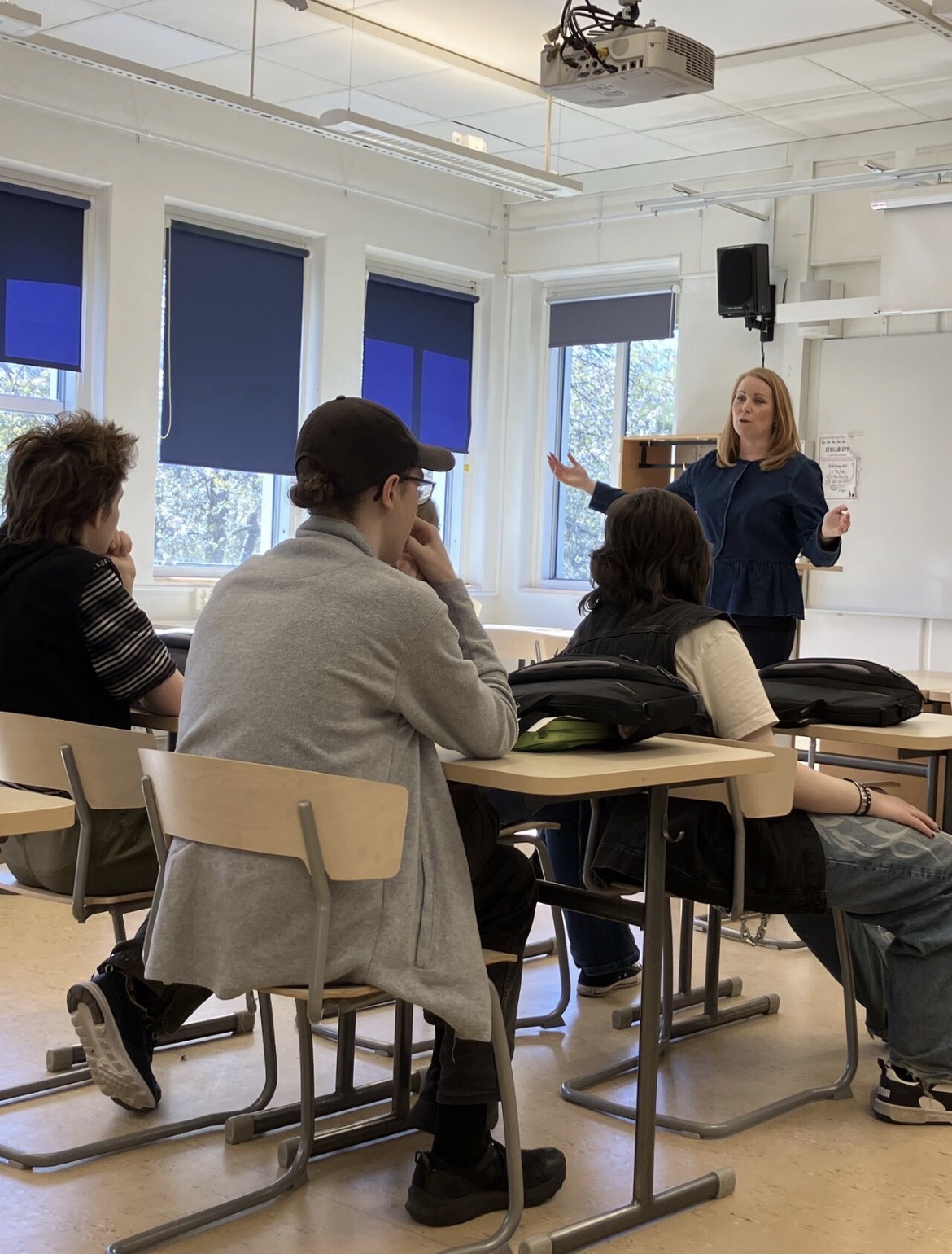Foto på Annie LÖöf framför en klass
