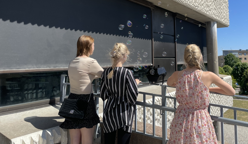 Utanför kommunhuset fanns en såpbubbelmaskin.