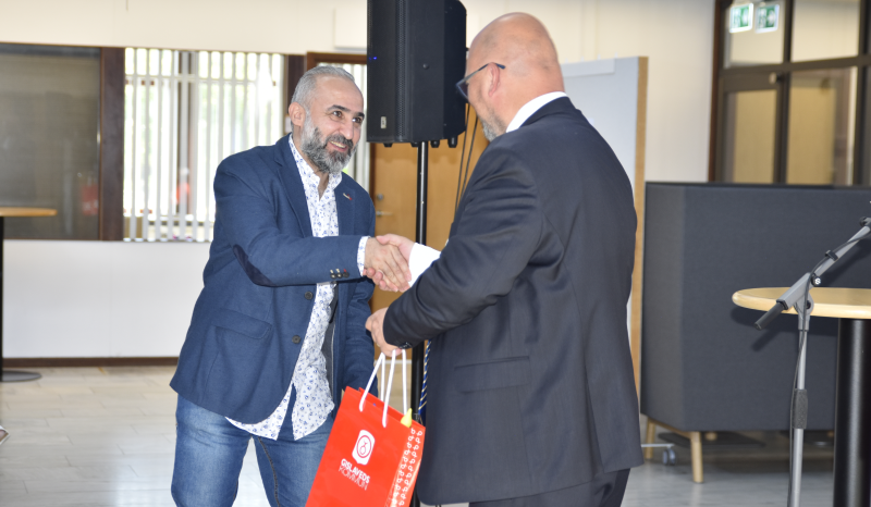 Gästerna fick ta emot ett diplom och en svensk bordsflagga.