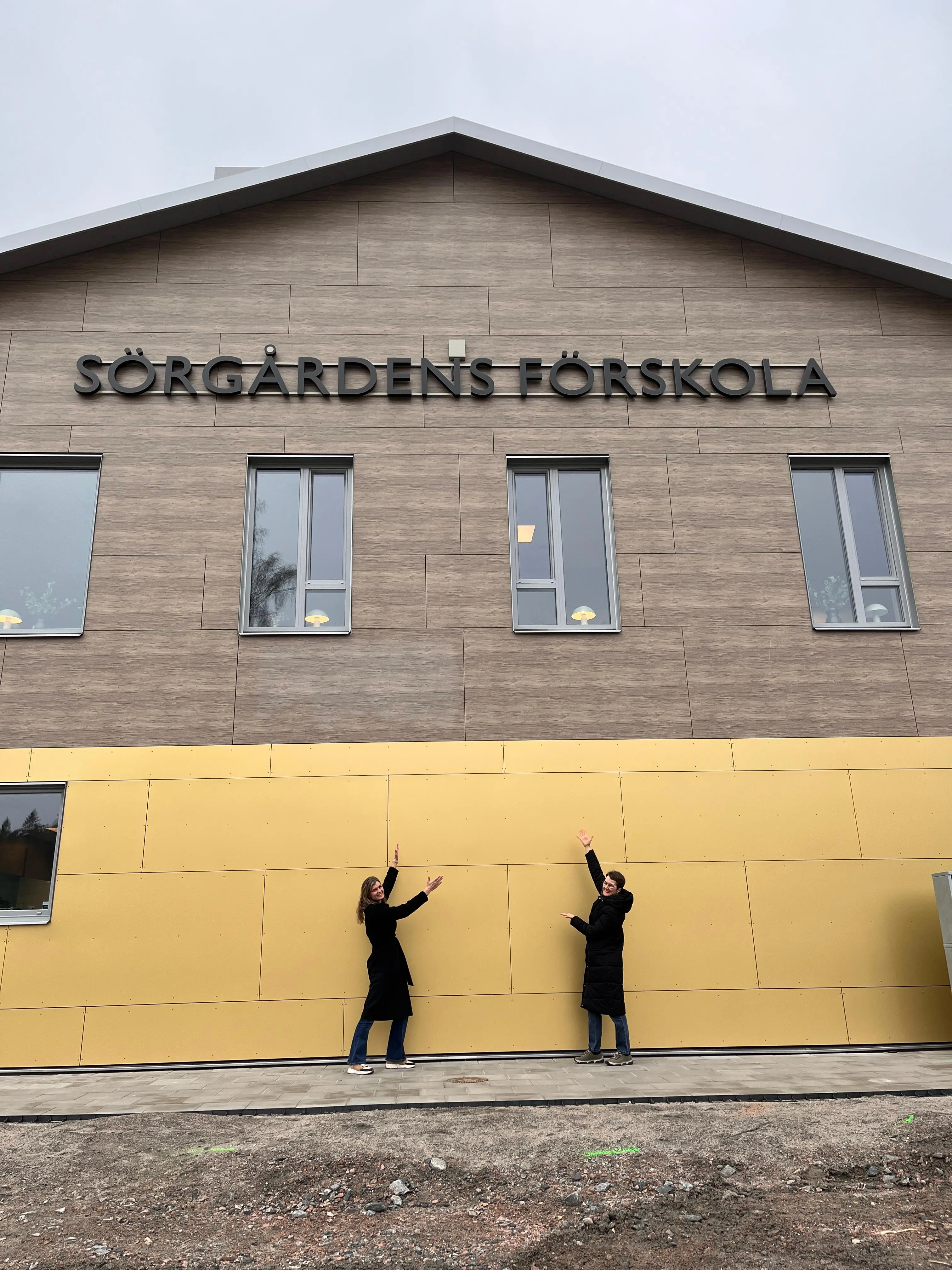 Foto på rektor och specialpedagog framför den nybyggda förskolan.