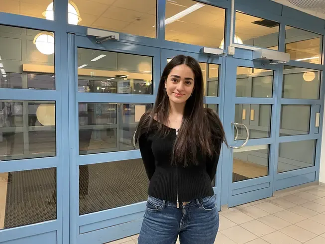 Ung glad kvinna utanför Gislaveds gymnasium.