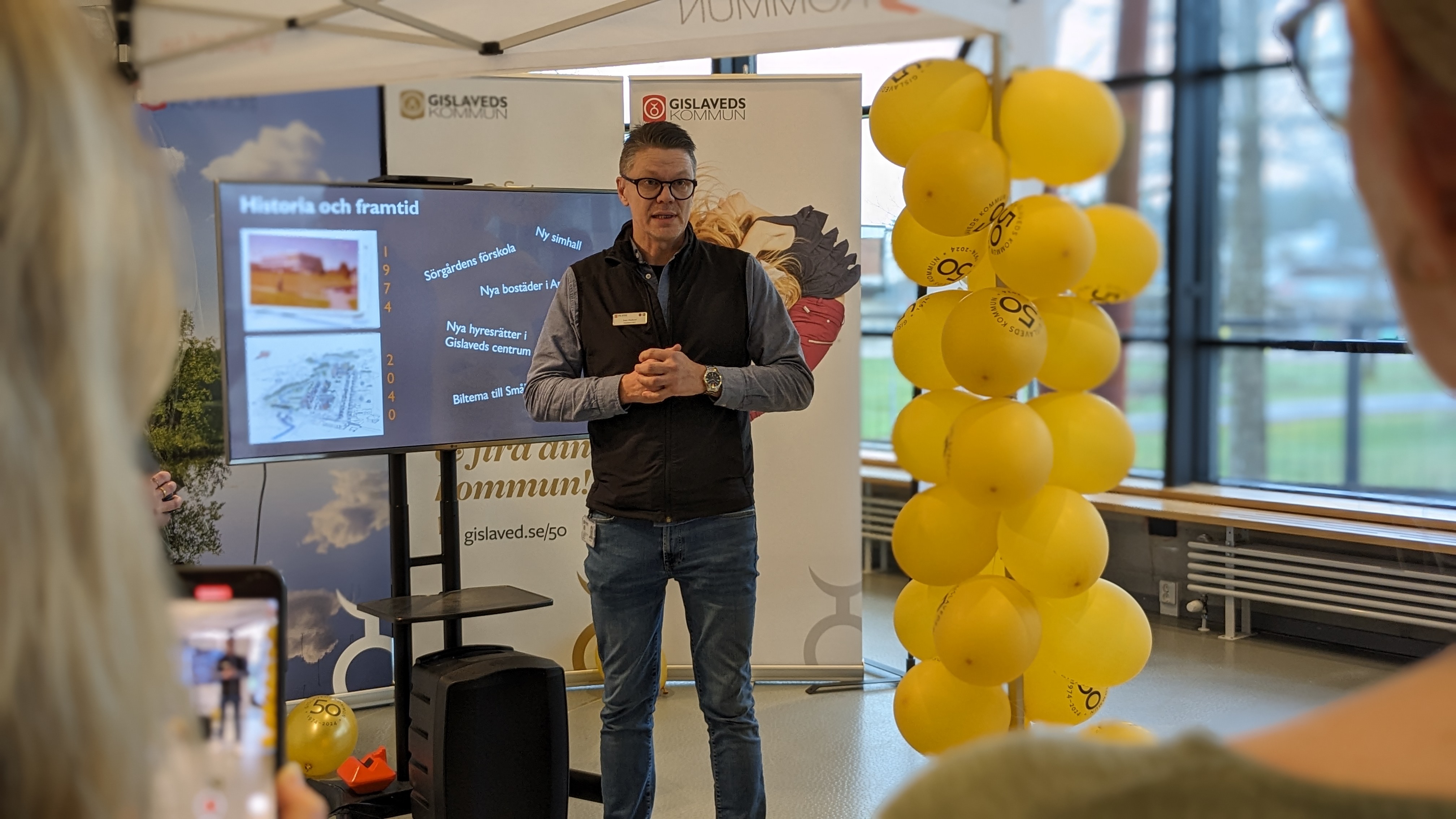 Stadsarkitekt Sven Hedlund berättade om kommunhusets historia och vilka projekt som är på gång i kommunen, något man även kan läsa om i magasinet.