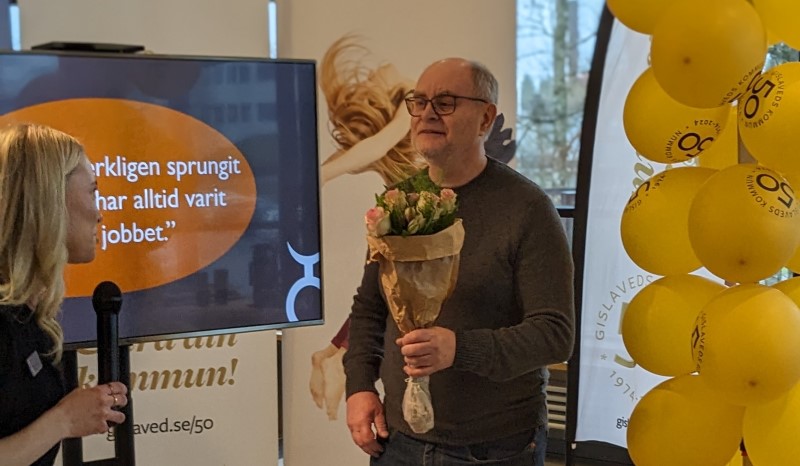 Lars Petersson uppvaktades med blommor eftersom han just nu är den som arbetat längst i kommunen, nästan lika länge som den funnits.