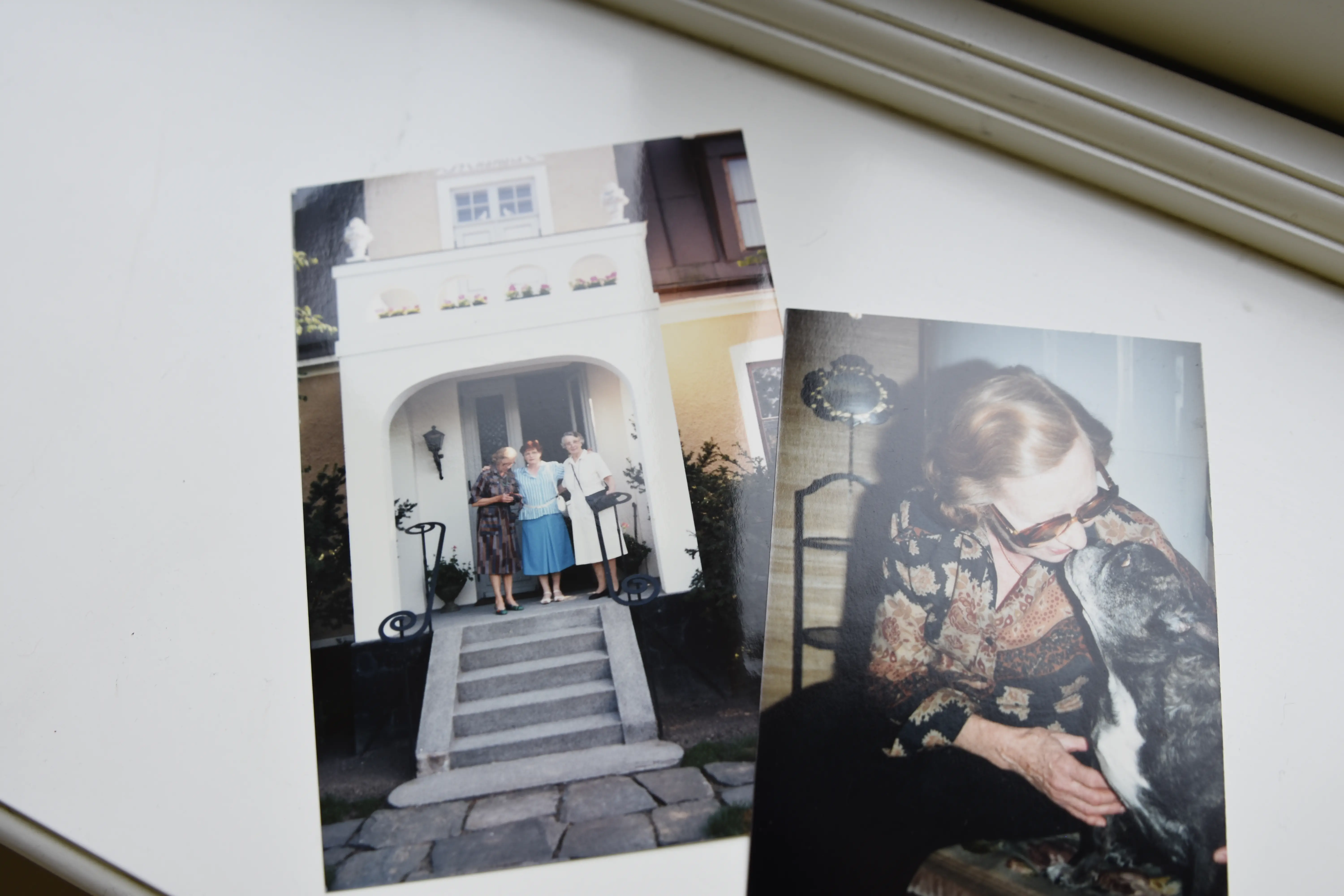 Ingrid tillsammans med två väninnor framför huset, och en nyare bild på Ingrid.