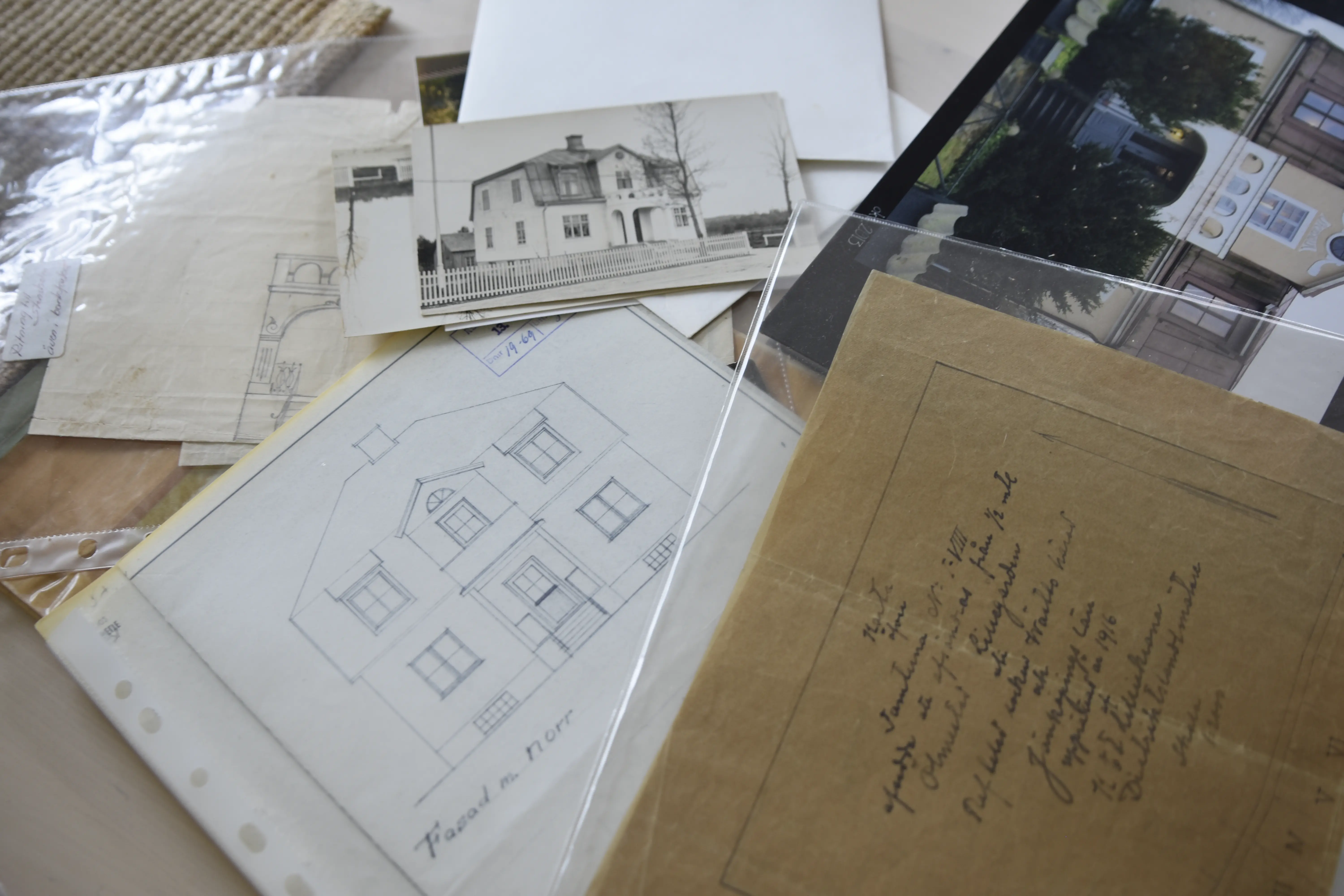 På vinden finns både gamla fotografier och ritningar på huset.