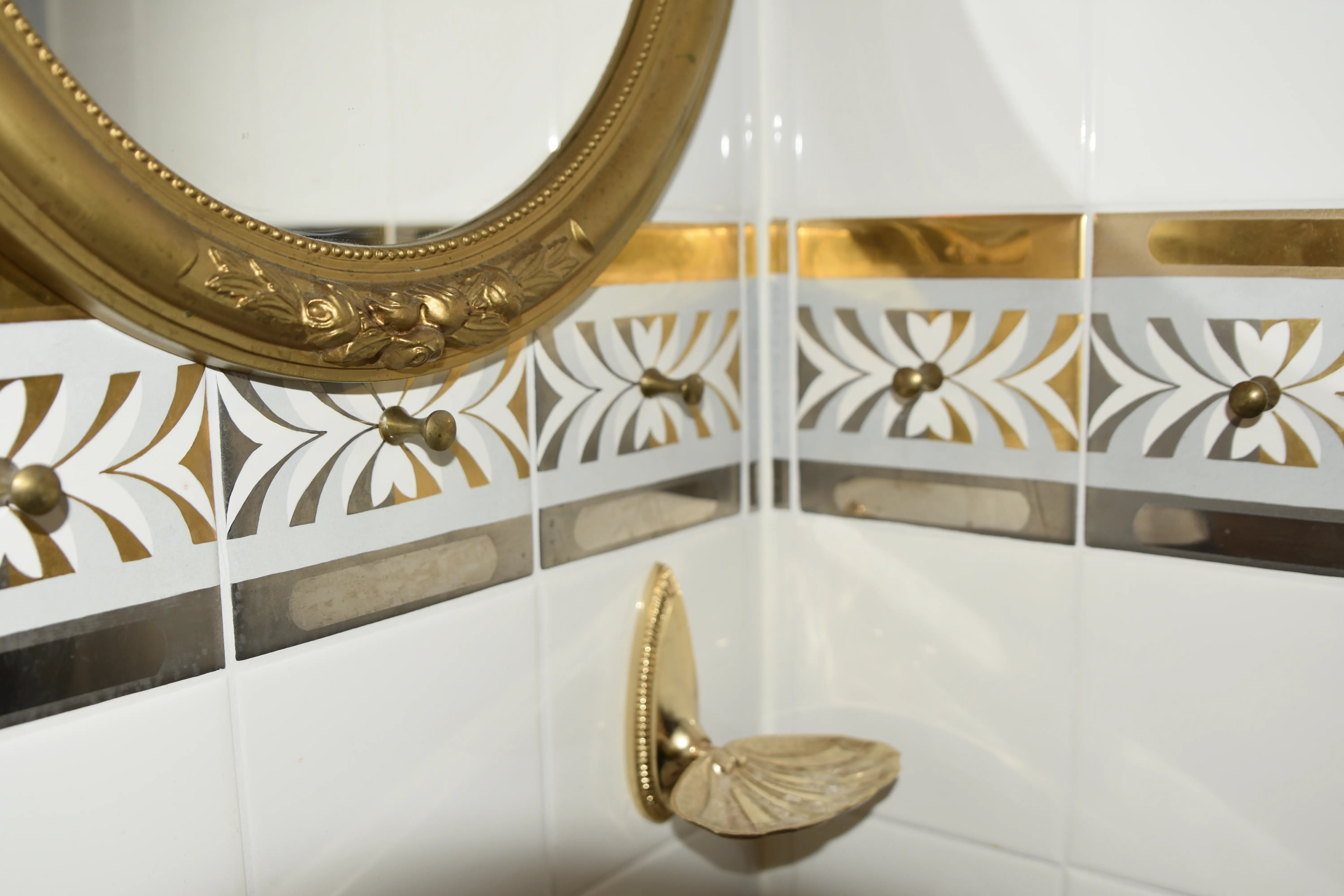 I badrummet finns Ingrids handmålade kakel kvar.