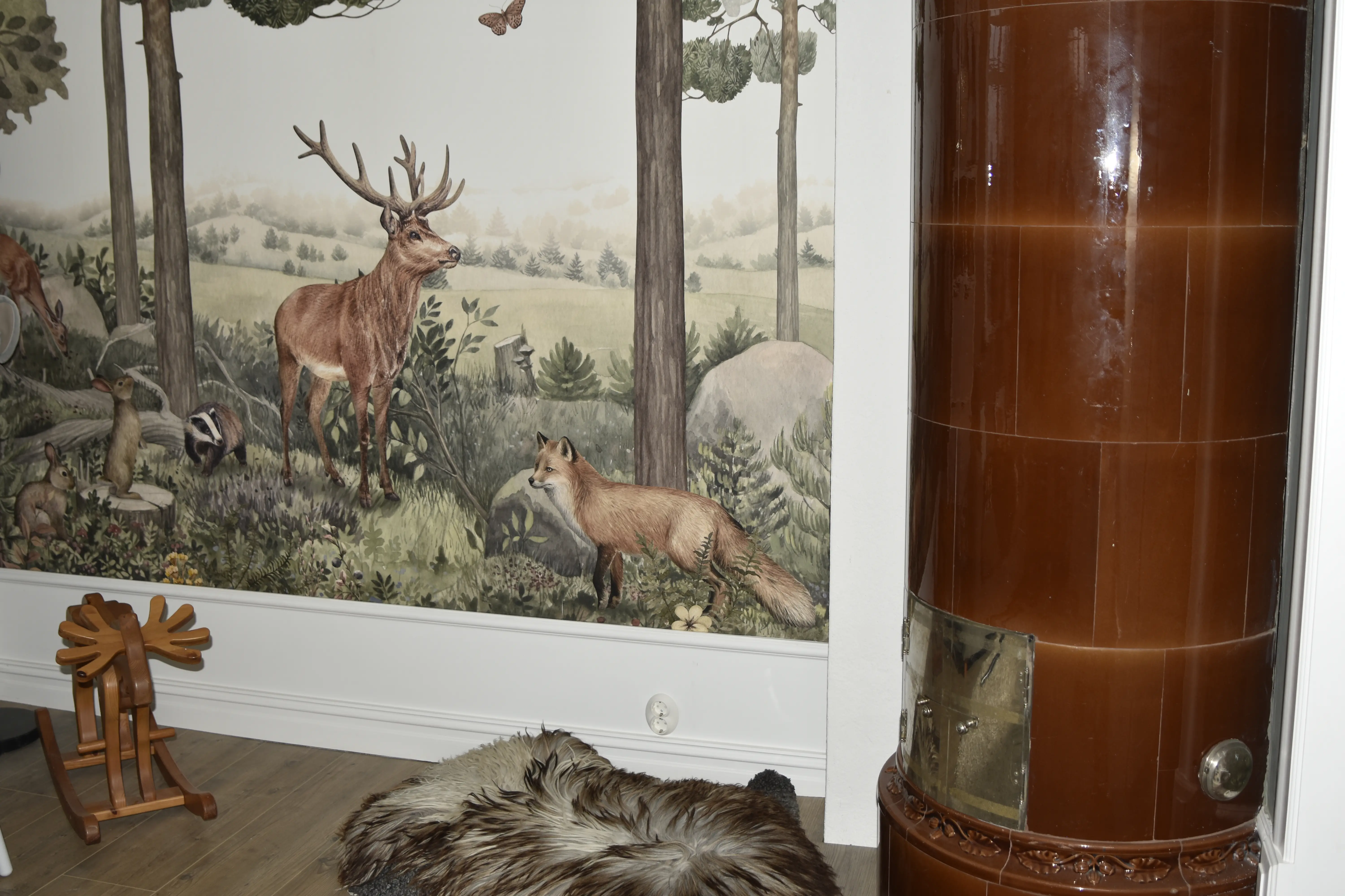 I huset finns fem kakelugnar bevarade, här i ett av barnrummen. 