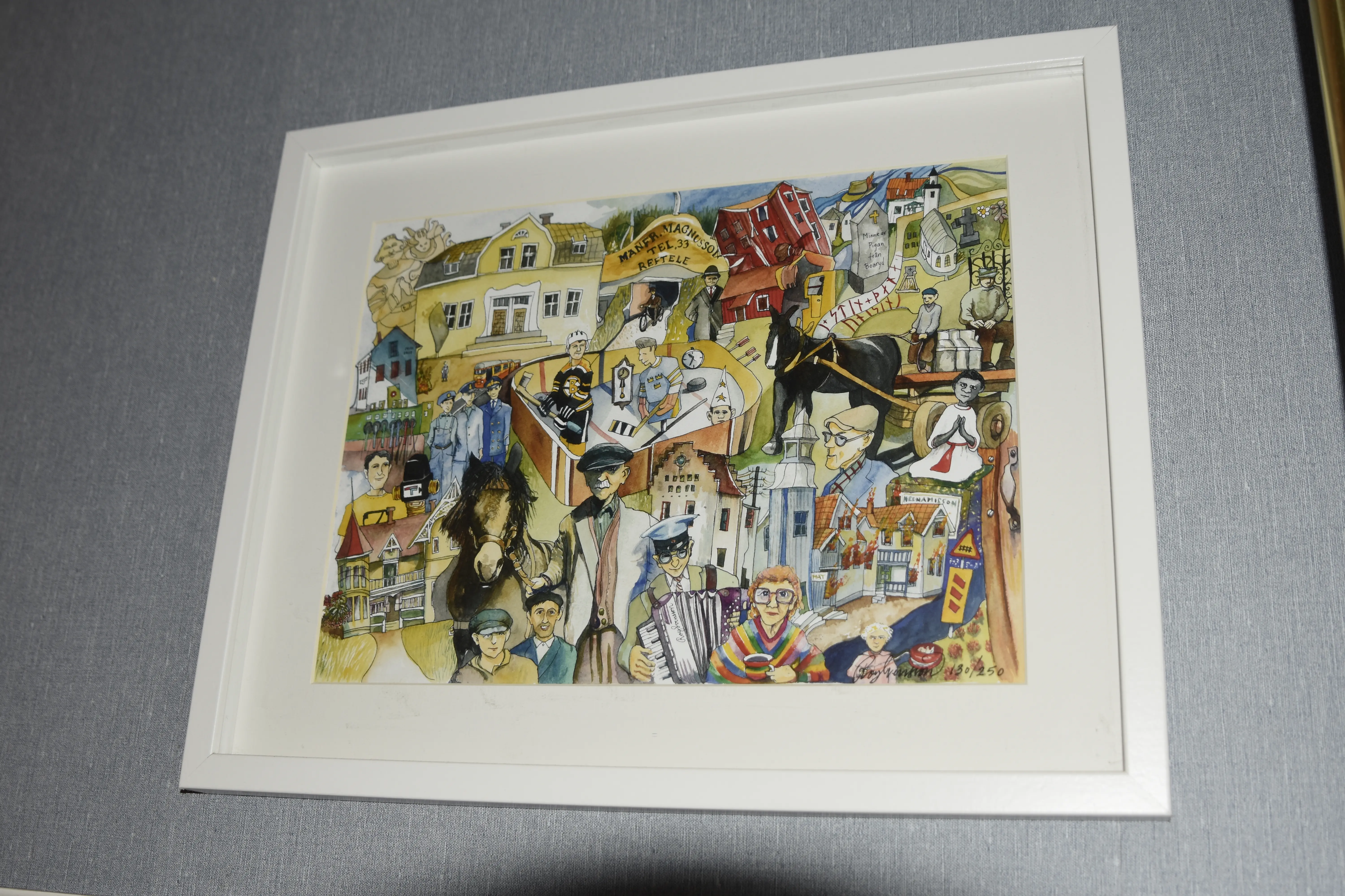 I hallen finns en tavla målad av konstnären Roy Svensson från Reftele som gestaltat orten. I målningen syns bland annat Ingrid. 