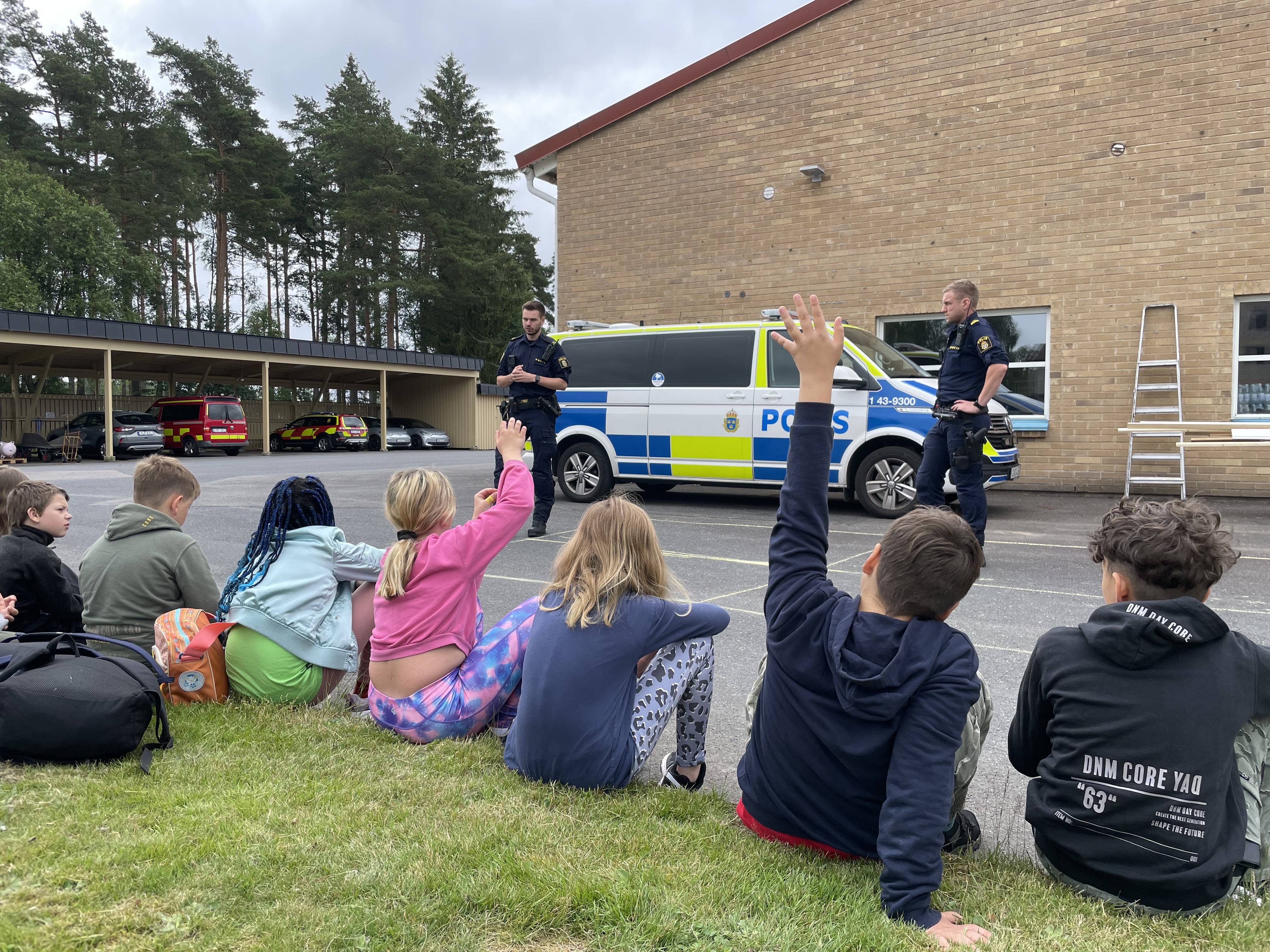 Barnen lyssnade uppmärksamt och ställde frågor till polisen. 