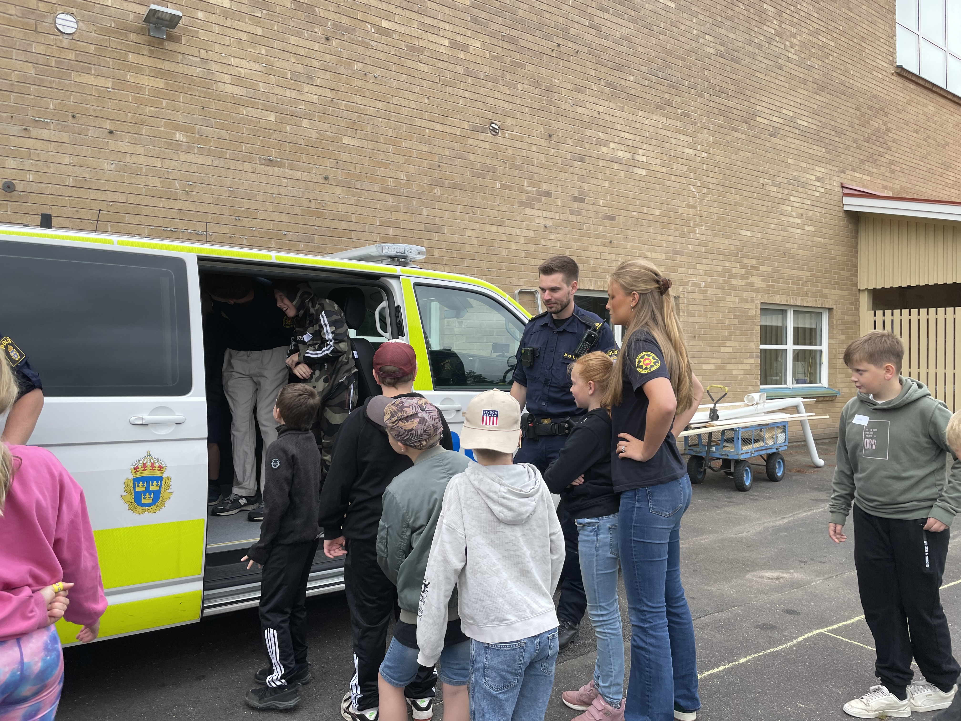 Alla lägerdeltagare ville provsitta polisbilen.  