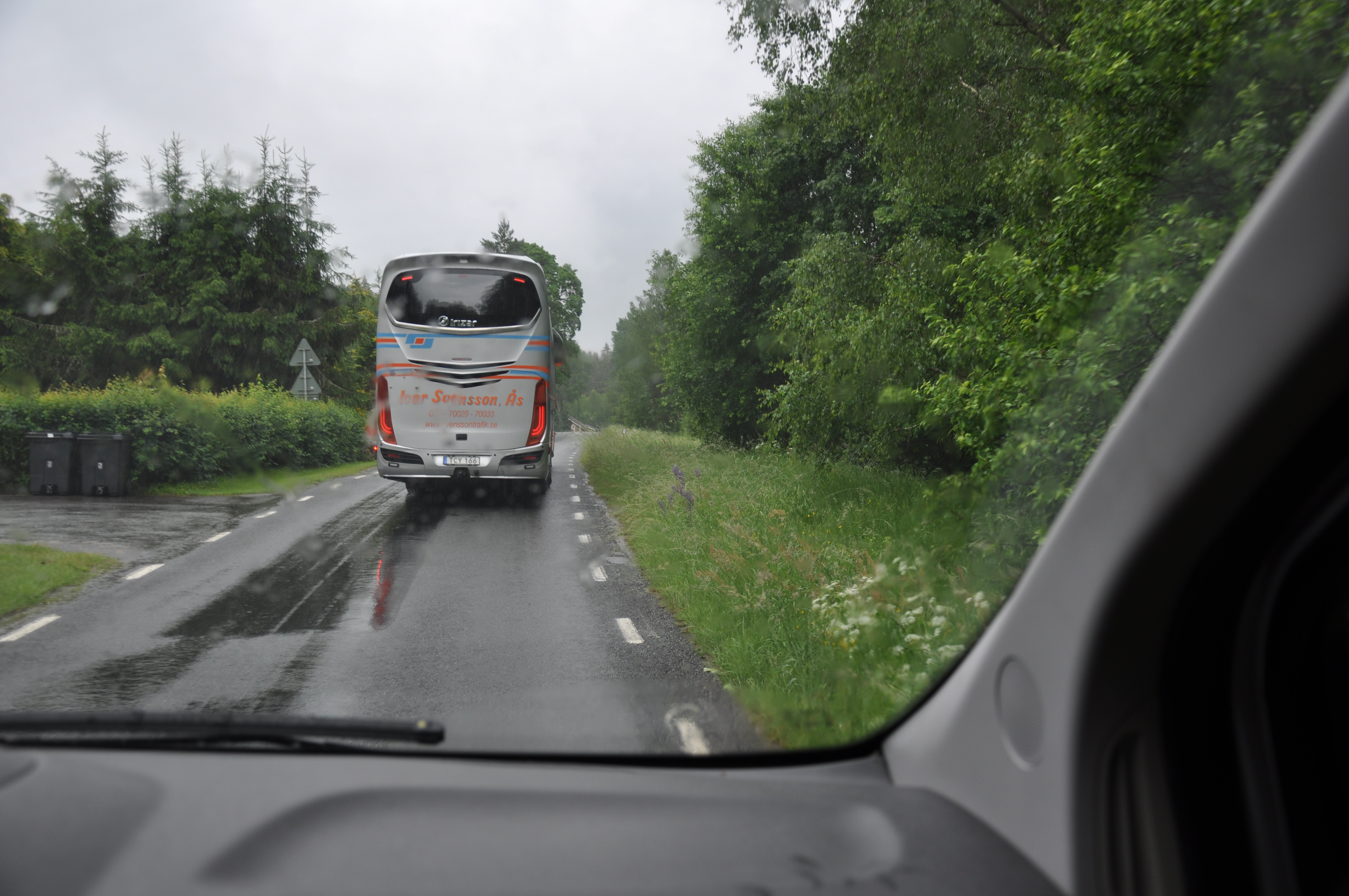 Bild på bussen och landsväg