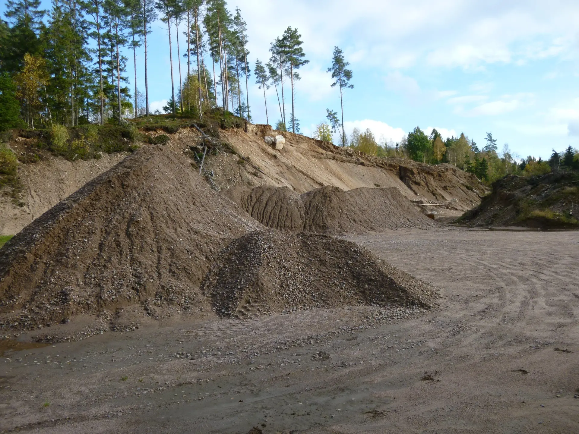 Bild på schaktmassor och stora högar med jord