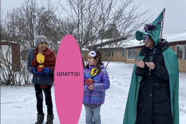 Foto på tre barn med varsin pokal.