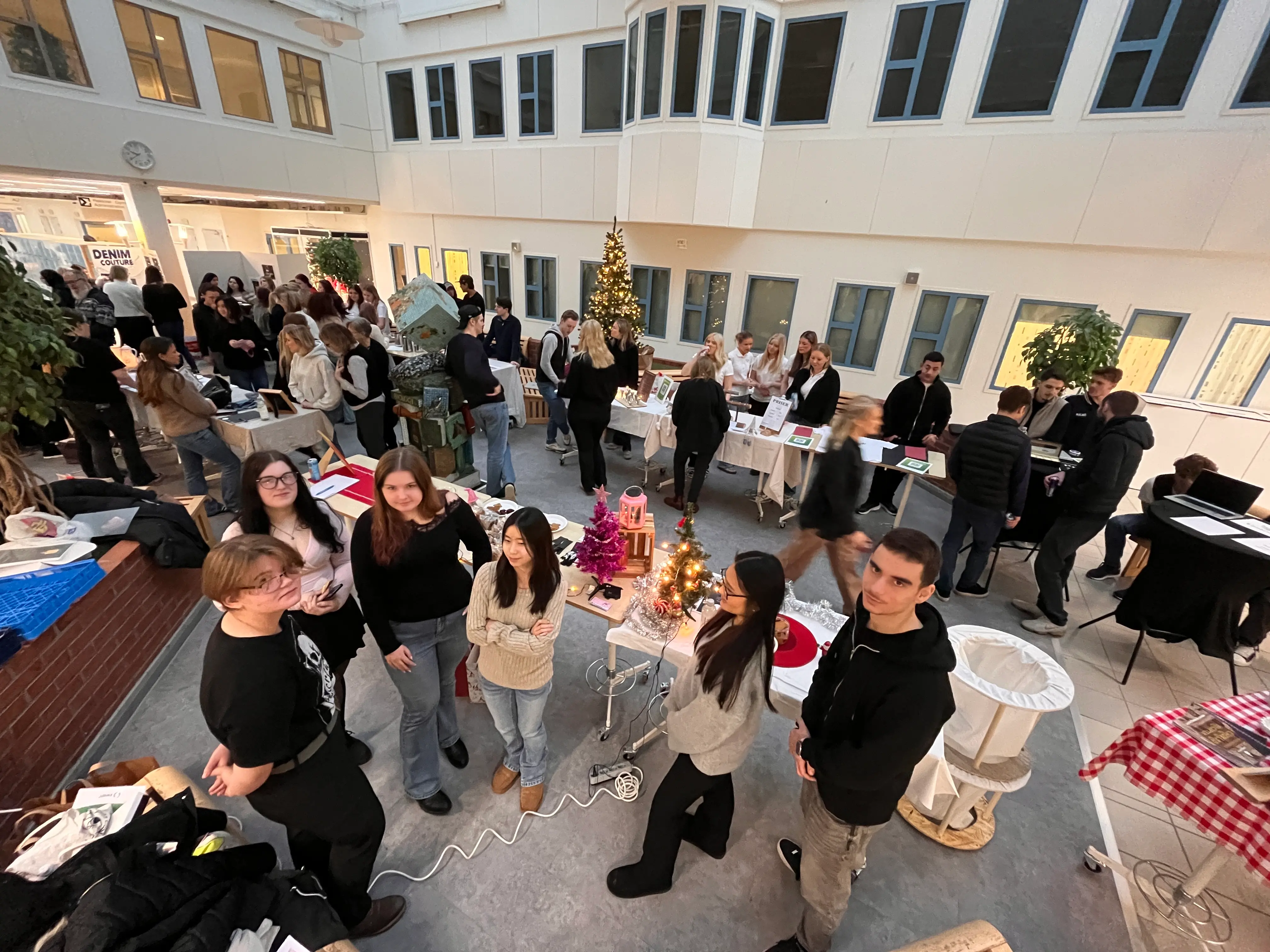 Foto på Skolgatan, fylld av elever.