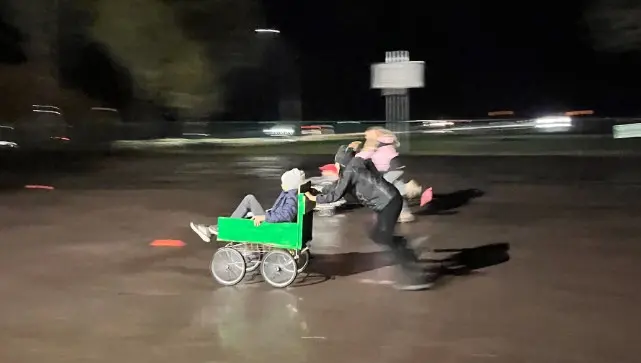 Foto på elever som rejsar med sina lådbilar.