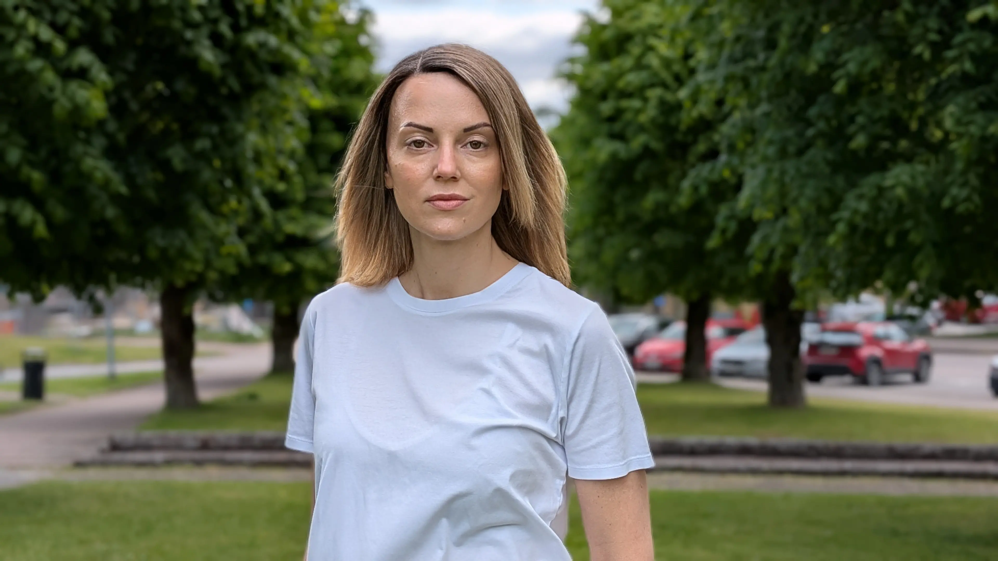 Profilfoto på Alma Maslan ståendes i parken utanför kommunhuset.