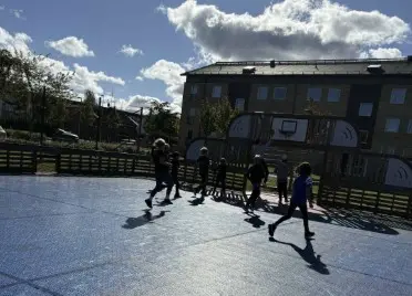 Foto på elever som spelar basket.