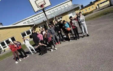 Foto på en grupp elever framför en basketkorg.