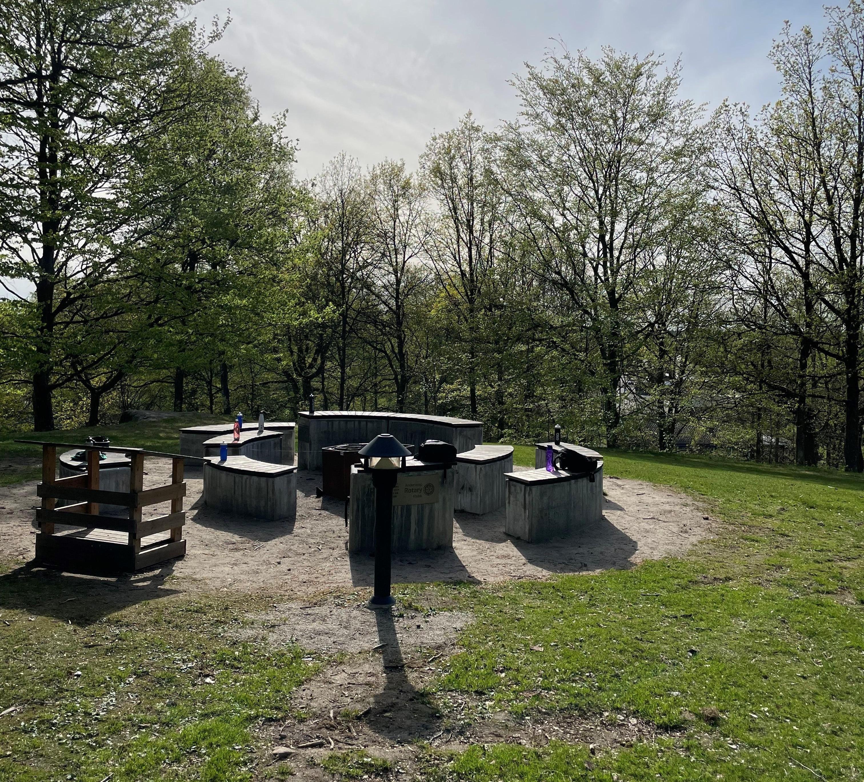 Stenbänkar i ekenkullenparken