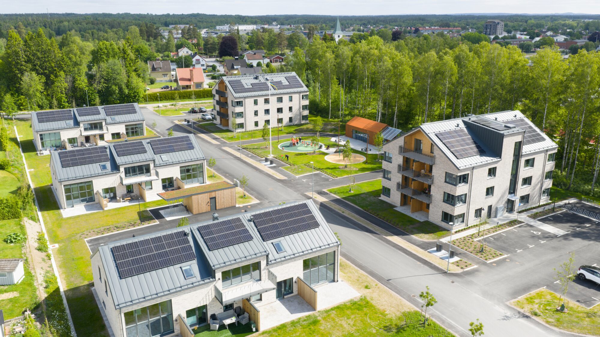 Foto över 2025 års vinnare flerbostadshuset Räck-Eriks Glänta på Avenboksgatan i Smålandsstenar.