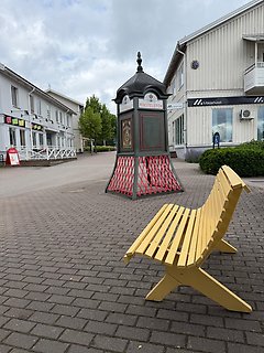 En gul bänk på köpmangatan i Gislaved