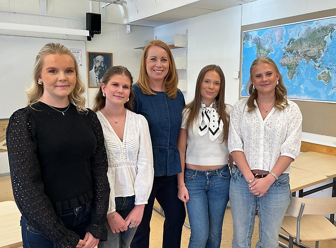 Foto på fyra elever, i mitten står också ANnie Lööf.