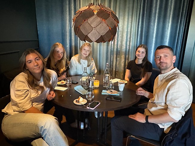 Foto på fyra elever och Adnan.