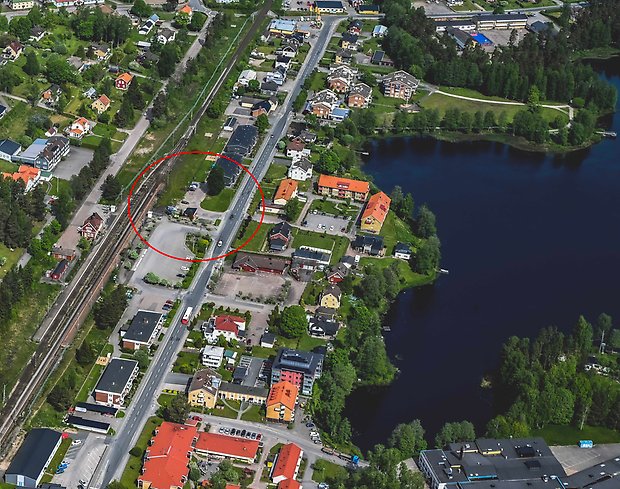 Flygbild över Hestra Centrum. Röd ring visar planområdet.