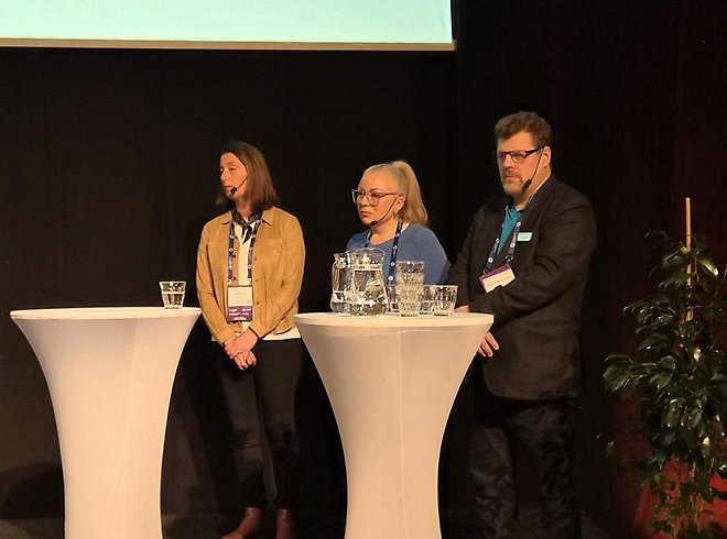 Eva-Lotta, Malin och Hans står på scen.