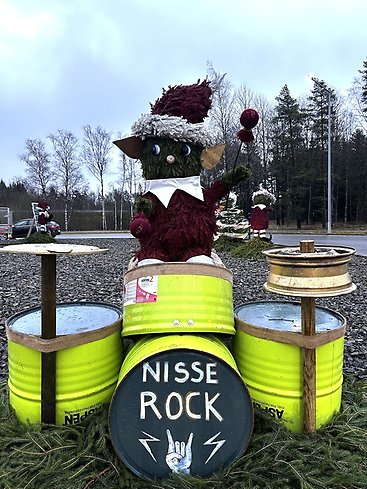 Julnisse skapad av granris trummar på en trumma med texten "Nisse Rock".
