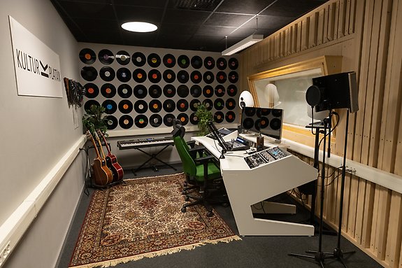 musikstudio med vinyler på väggen