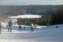 vybild vintertid från Isaberg. människor åker skidor utför.