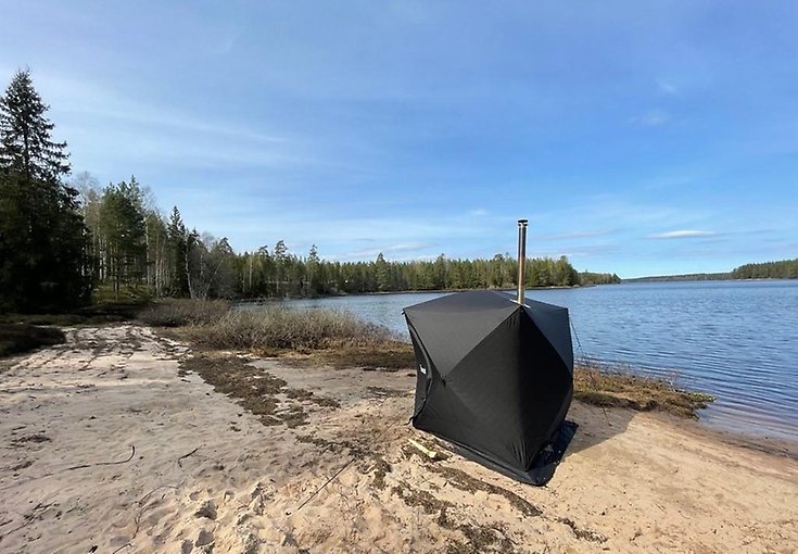 Ett bastutält på en strand. 