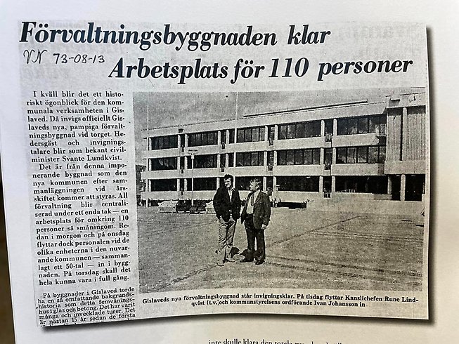 Tidningsartikel i svartvitt med bild på kommunhuset i samband med att det invigdes.