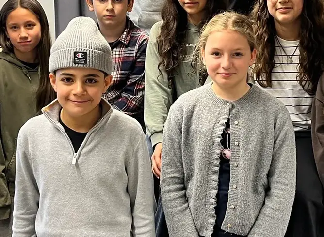 Foto på två elever, en kille och en tjej.