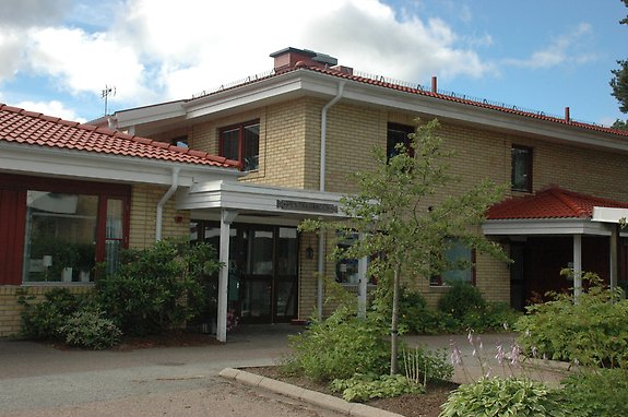 Entrén vid Hestragårdens vård- och omsorgsboende