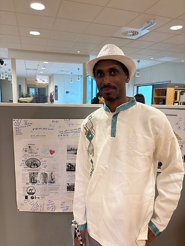 En man som står framför en informationsskärm.