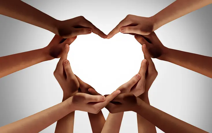 Stort antal formade händer som tillsammans bildar ett hjärta.