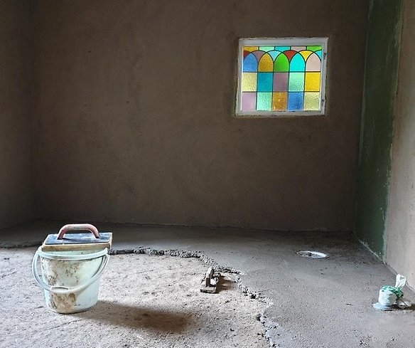 ett hus där man lerklinar ett golv