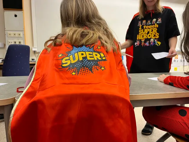 Foto på en elev med superhjältemantel.