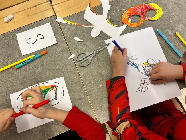 Alla barn målade egen superhjälte-mask!