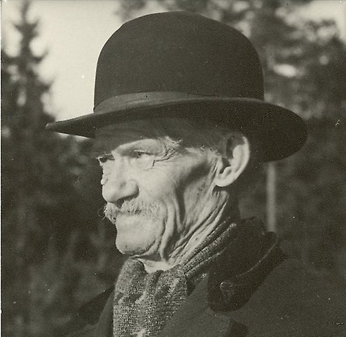 Äldre foto på en man i hatt.