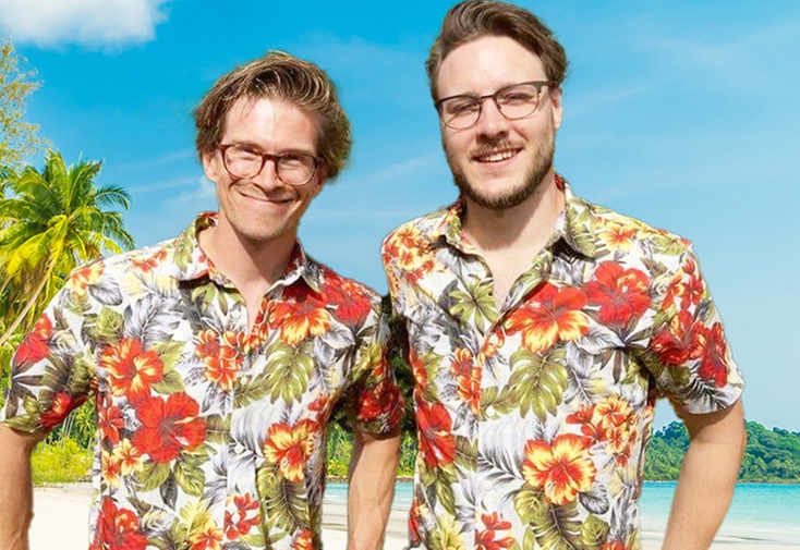 Två leende män i blommiga skjortor