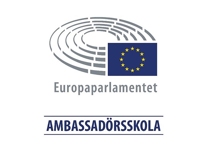 Logotyp med stiliserade stolar och EU-flaggan. Texten lyder "Europaparlamentet" och "Ambassadörsskola".