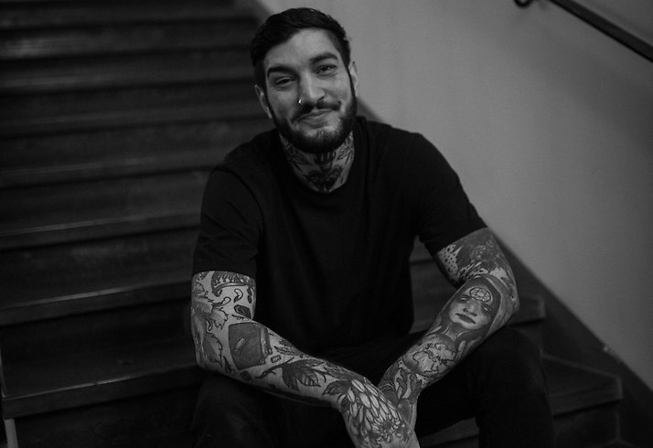 Svarvitt foto på en man som sitter i en trappa. 