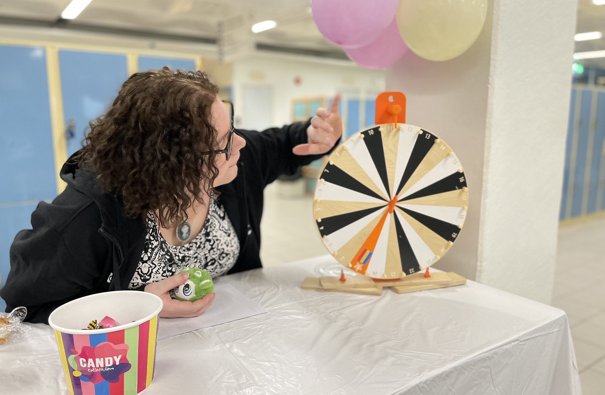 En kvinna lutar sig fram över ett bord och snurrar på ett hjul.