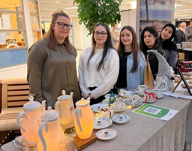 Foto på lärare och elever på gymnasiet.