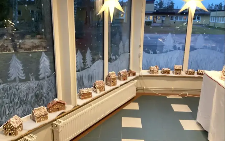 Foto på alla pepparkakshus som står i fönstren.