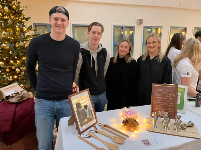 Foto på fyra ungdomar på gymnasiet.